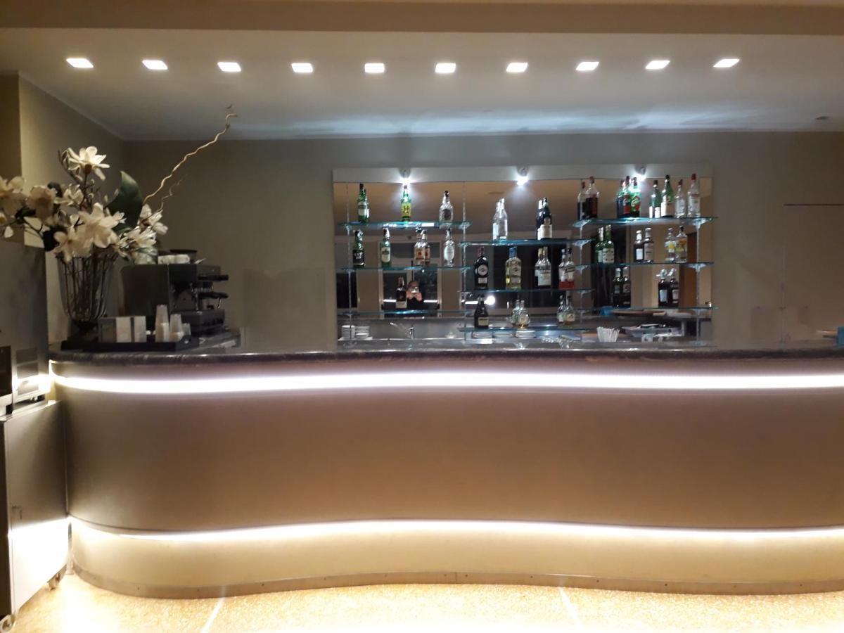 皇宫酒店 瓦拉泽 外观 照片