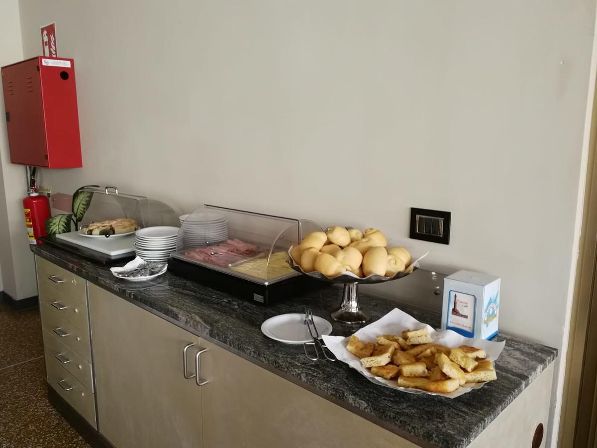皇宫酒店 瓦拉泽 外观 照片