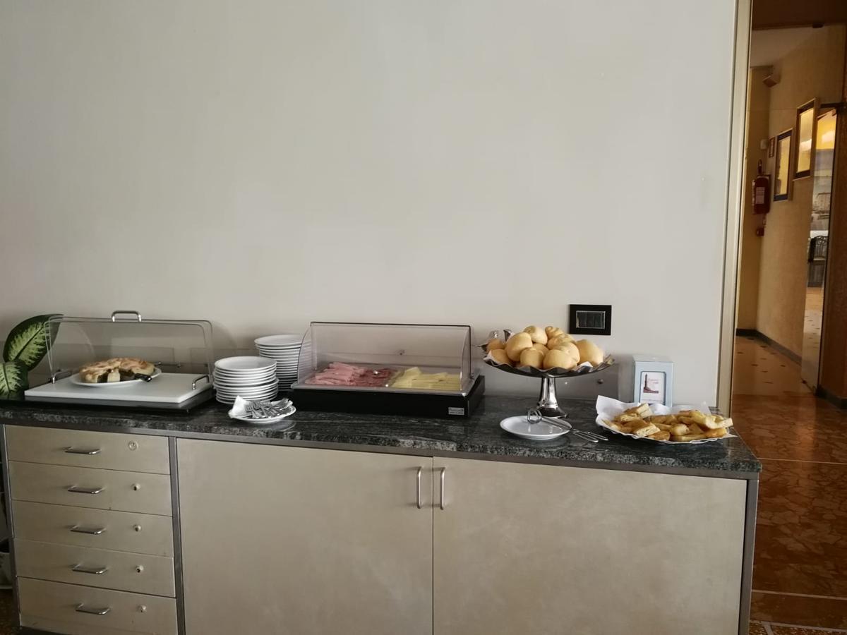 皇宫酒店 瓦拉泽 外观 照片