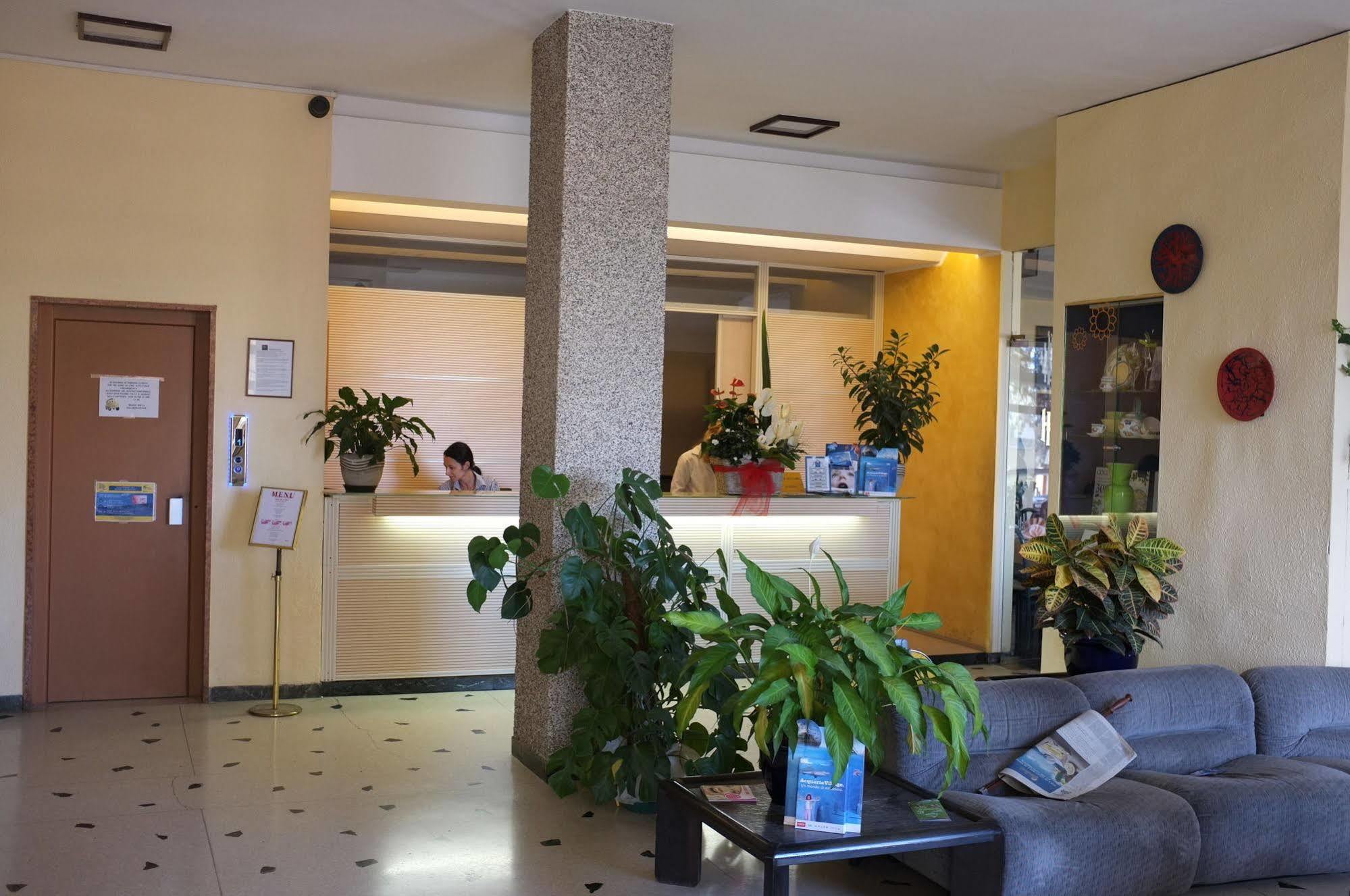 皇宫酒店 瓦拉泽 外观 照片