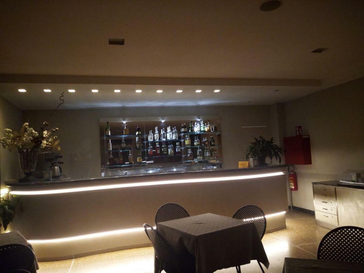 皇宫酒店 瓦拉泽 外观 照片